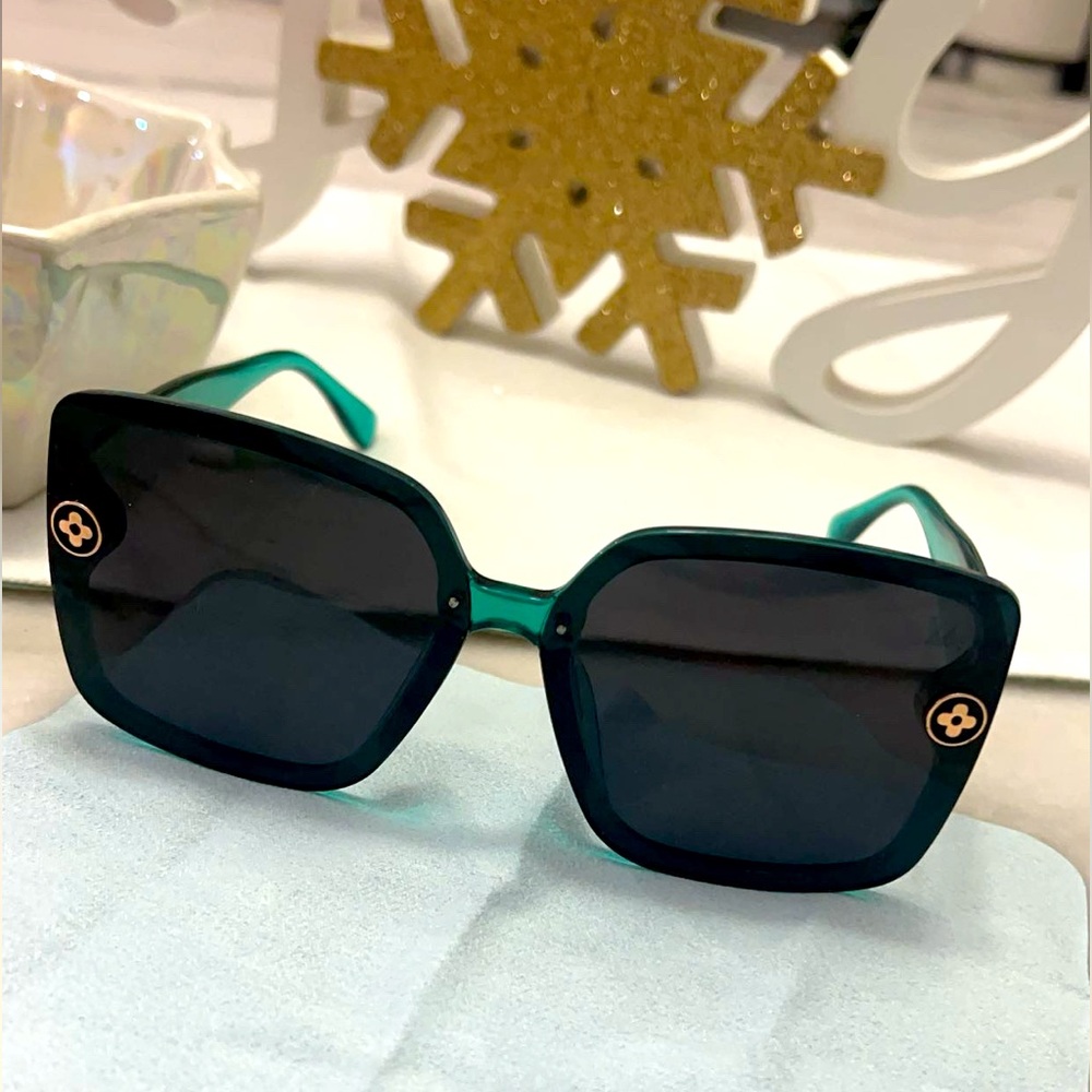 New Replica Sunglasses 😎 Beautiful Color 🕶️Not Original this are boutique 🕶️